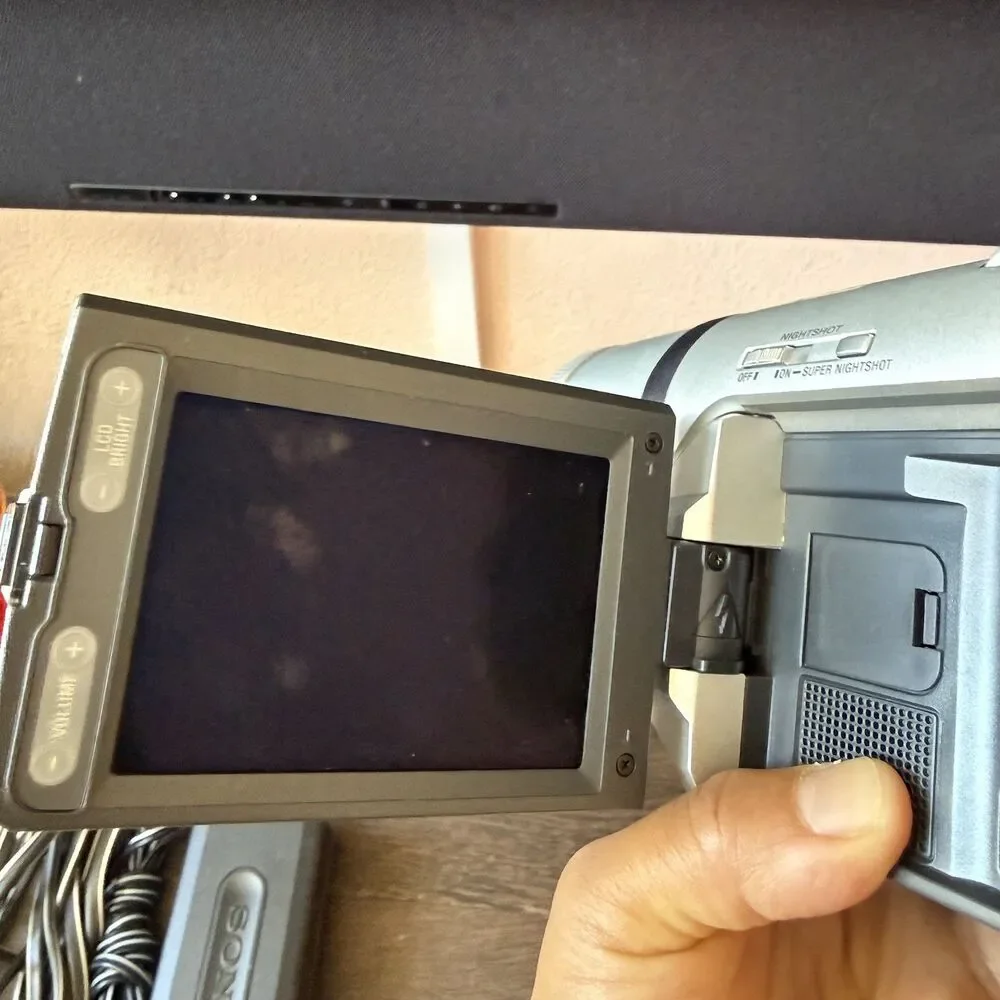Sony Handycam DCR-TRV520 Digital8 Camcorder Plays Hi8 8mm Transfer Bundle